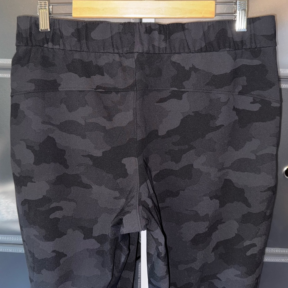 Lululemon On the Fly Pant 7/8 in Incognito Camouflage Multi Grey Size 10 - Picture 11 of 14